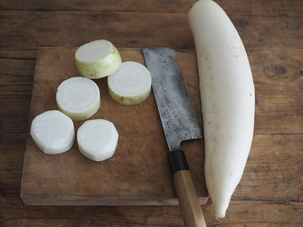 Oden, Japanese pot-au-feu in claypot, recipe: daikon