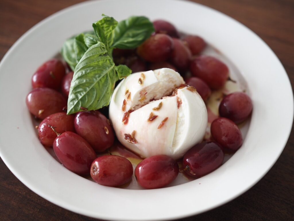 Fine Apero Burrata with Chargrilled Grapes and Basil / ブッラータ＆グリルブドウで気の利いたアペロ