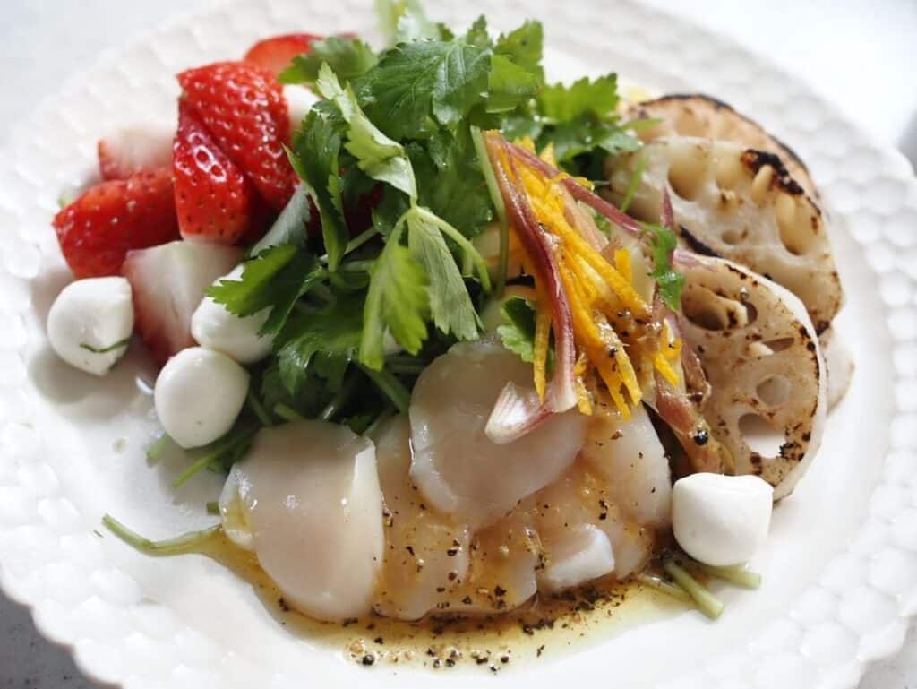 Spring salad✨ Scallops, strawberries, with wasabi EVOO dressing / ホタテ・イチゴ・和の香とわさびドレッシングのサラダ