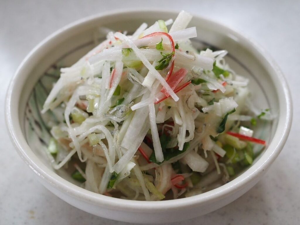 Daikon salad with Steaming Sesame Oil / 熱し油で大根サラダ