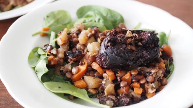 Boudin Noirs, on bed of cooked lentils 　ブーダンノワール