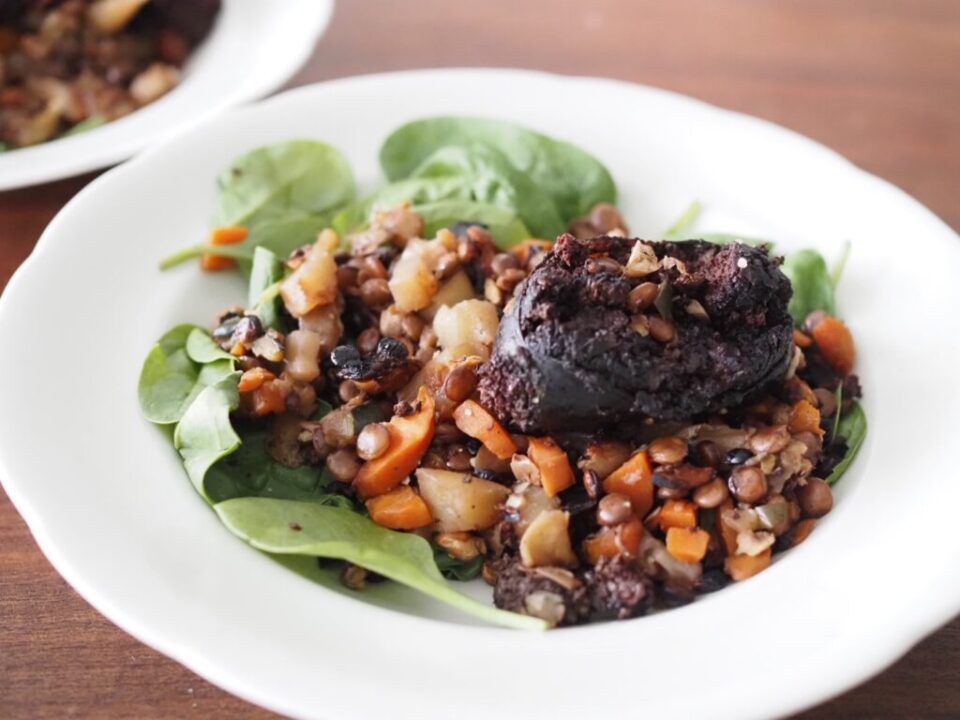 Boudin Noirs, on bed of cooked lentils 　ブーダンノワール