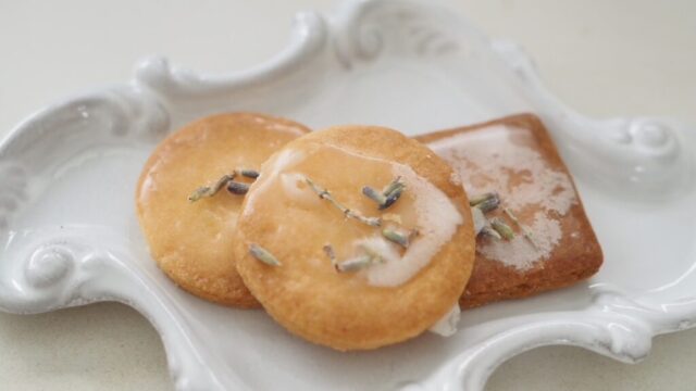 Fragrant Lavender Cookies with Quick Lemon Glaze / ラベンダークッキー、レモンアイシングで